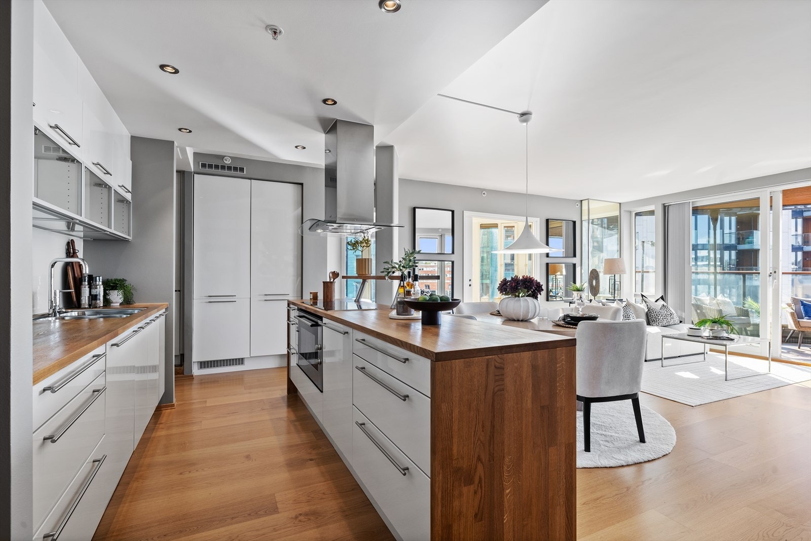 Sosial kjøkkenløsning åpent mot stuen. Galleribilde