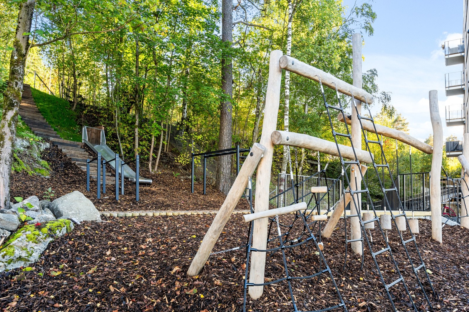 Fellesareal - "tuftepark" med treningsapparater Galleribilde