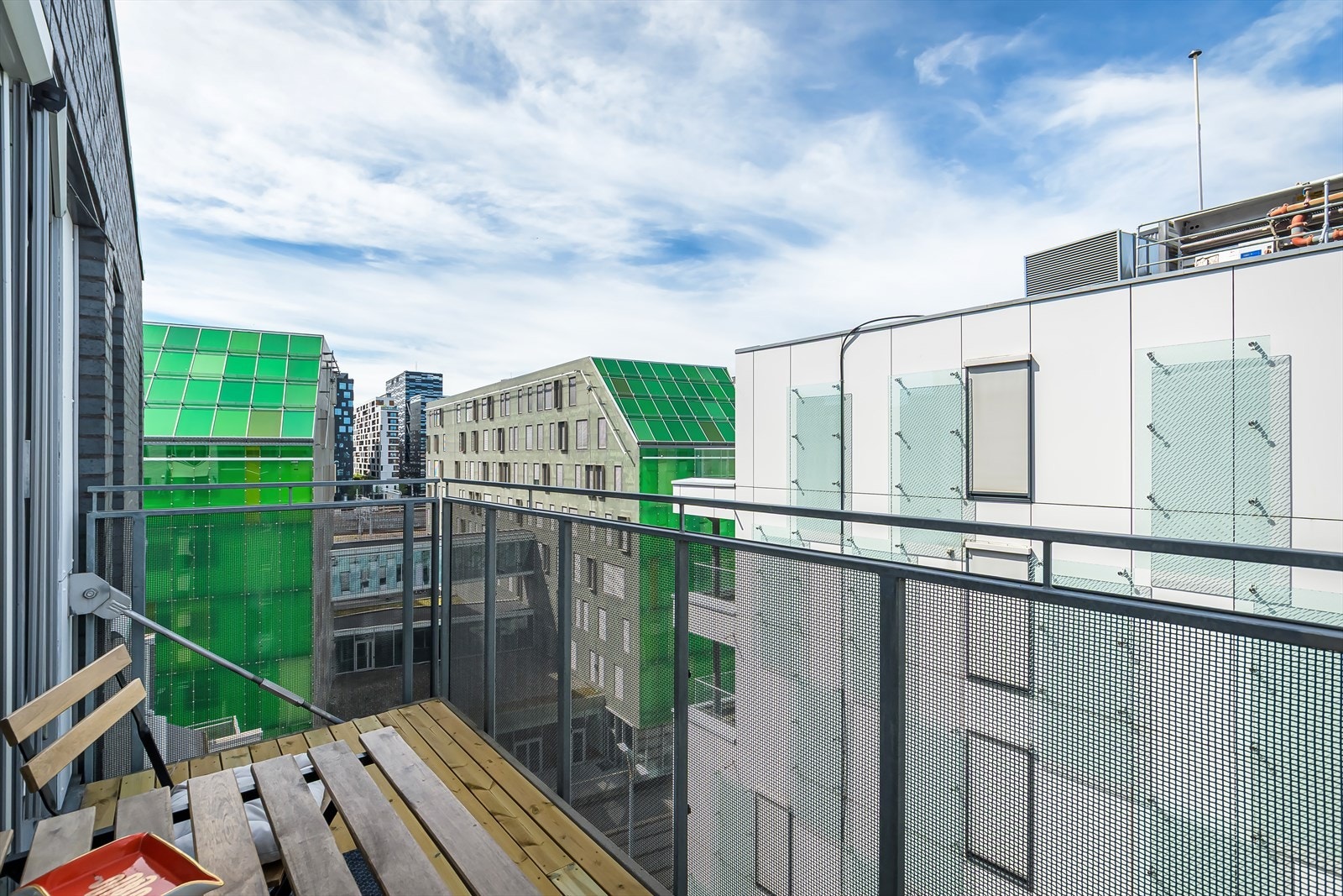 En lys og arealsmart 2-roms beliggende i luftige 8.etasje. Her får du en smart leilighet, med delikate overflater, god romfordeling og egen balkong. Galleribilde