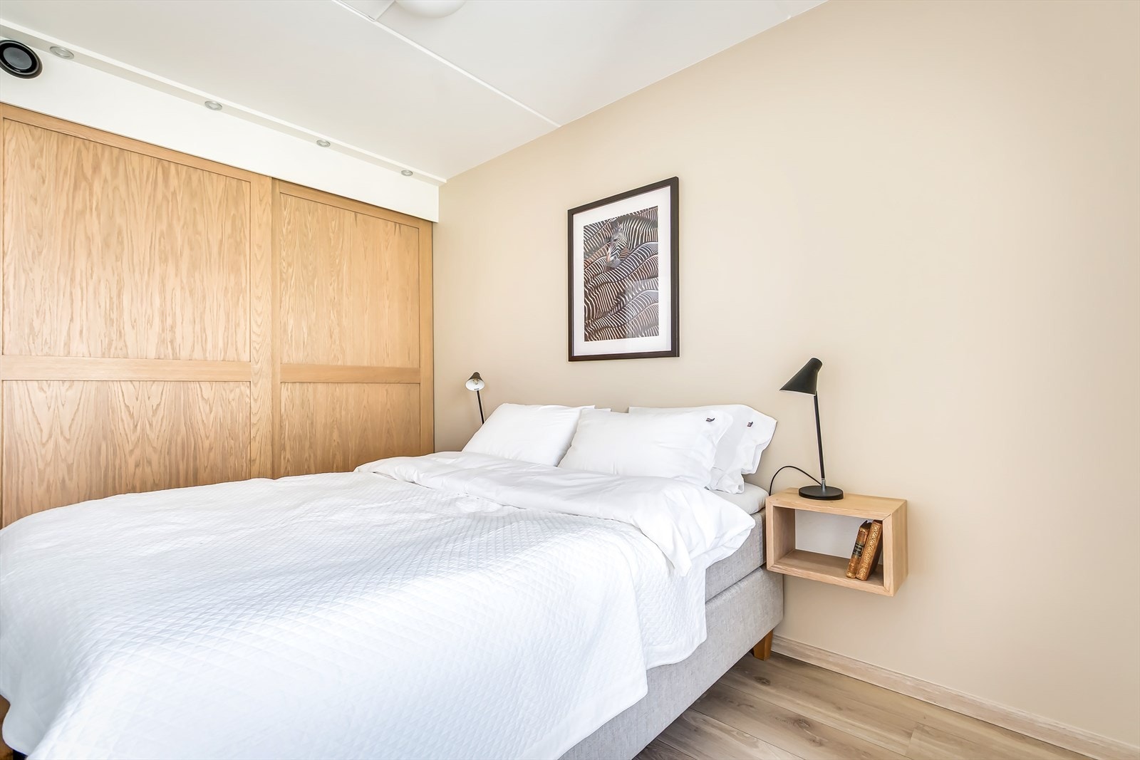 Et praktisk og romslig garderobeskap gir rikelig med lagringsplass. Galleribilde