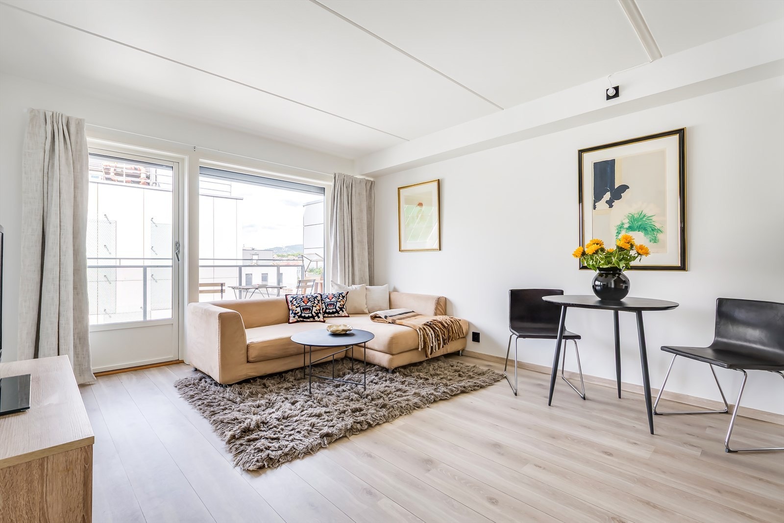 Store vindusflater gir rikelig med lysinnslipp, og skaper en god atmosfære i stuen. Galleribilde