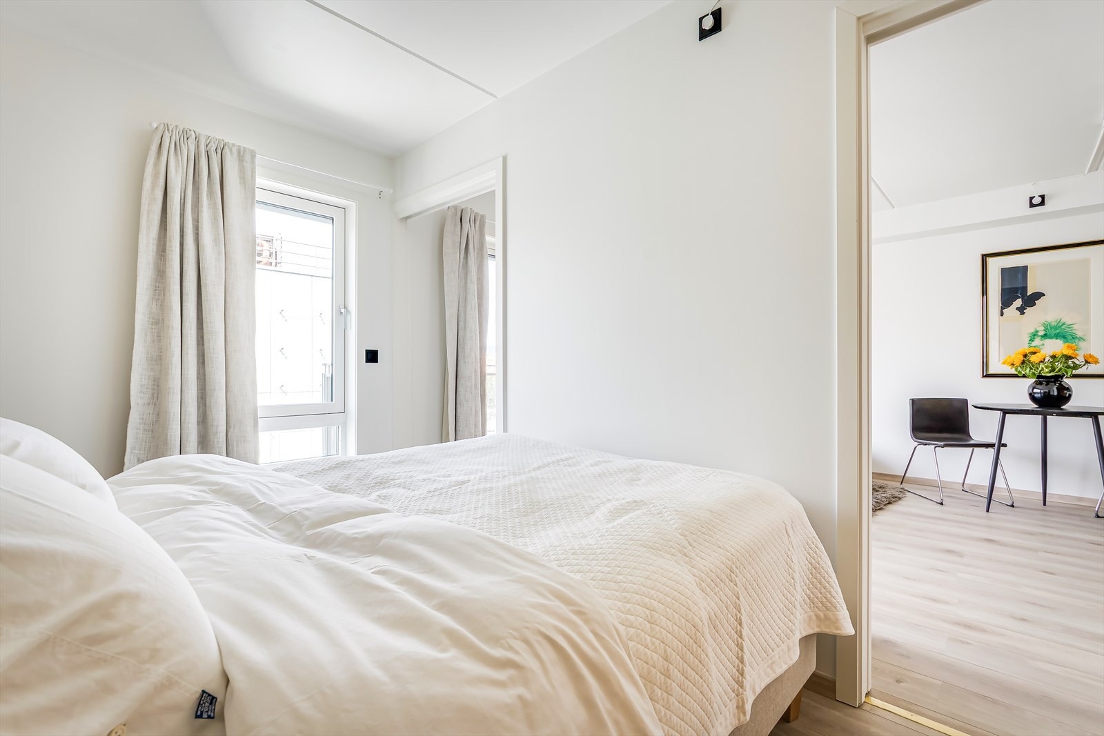 Vinduet gir godt med naturlig lys til rommet. Galleribilde