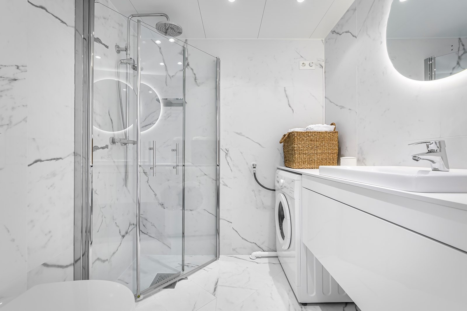 Det flotte badet ble oppgradert med ny membran og fliser i 2019. Galleribilde