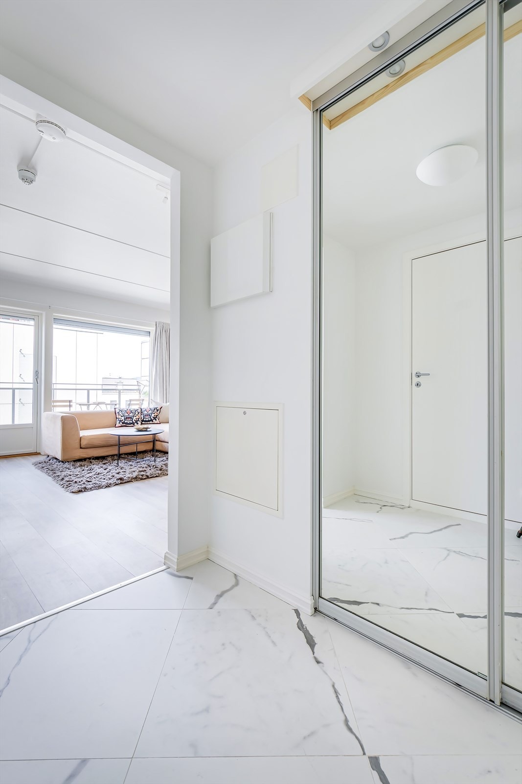 Praktisk garderobeskap med speilflater gir god plass til å henge fra deg yttertøy og sette fra deg sko. Galleribilde