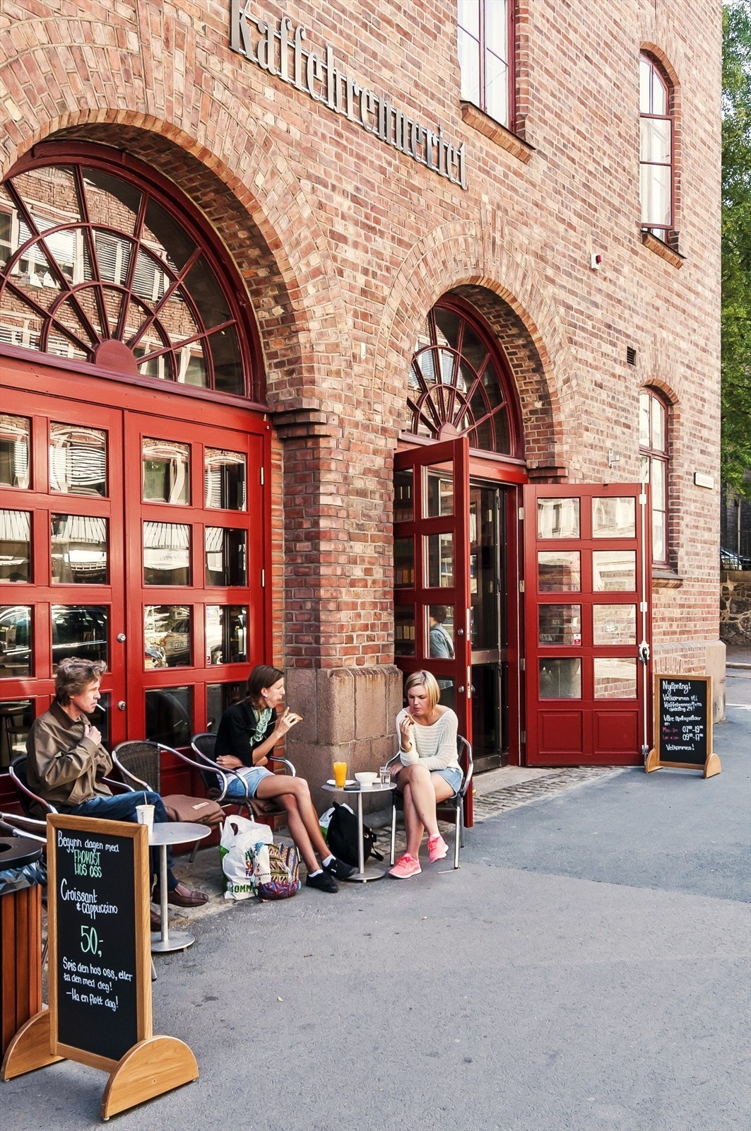Dagens første ferskbryggede kaffekopp kan nytes på Kaffebrenneriet i den gamle brannstasjonen, kun 3 minutter unna. Galleribilde