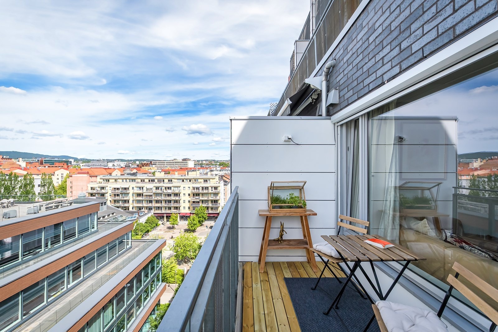 Den romslige balkongen er luftig, med god intern beliggenhet. Galleribilde