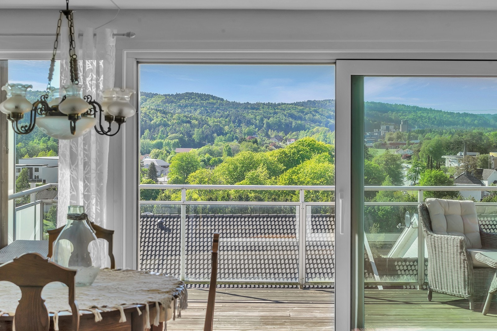 Veranda ut fra stue/kjøkken. Galleribilde