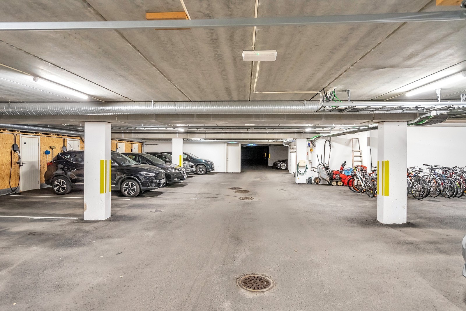 Tilhørende leiligheten er det en parkeringsplass i p-kjeller samt bod på 5kvm. Galleribilde