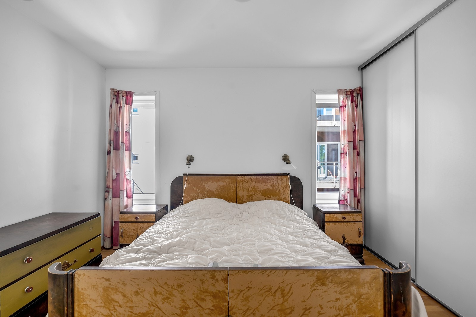 Romslig hovedsoverom med skyvedørsgarderobe. Soverommet har direkte tilknytning til bad. Galleribilde