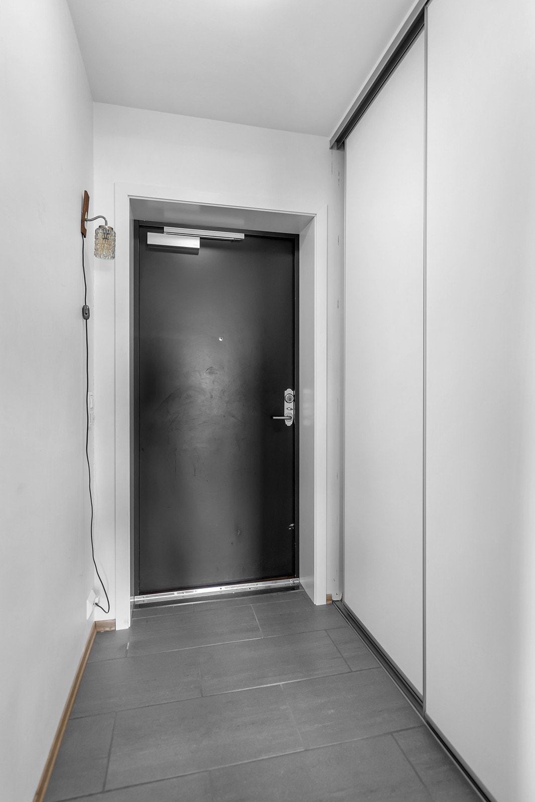Entré med fliser og varmekabler i gulv. Skyvedørsgarderobe for oppbevaring. Galleribilde