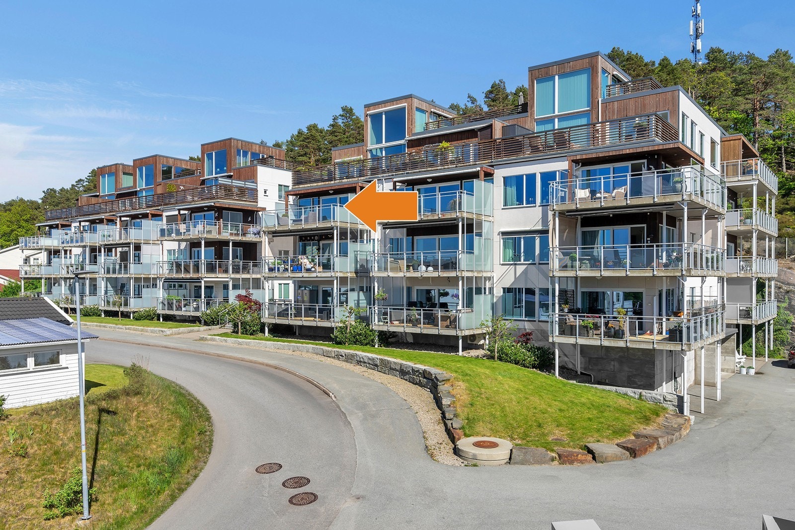 Lys og lettstelt selveierleilighet i 3.etasje med attraktiv og solrik beliggenhet. kun en liten spasertur unna Lillesand sentrum, flotte turområder og Lillesands skjærgård. Galleribilde