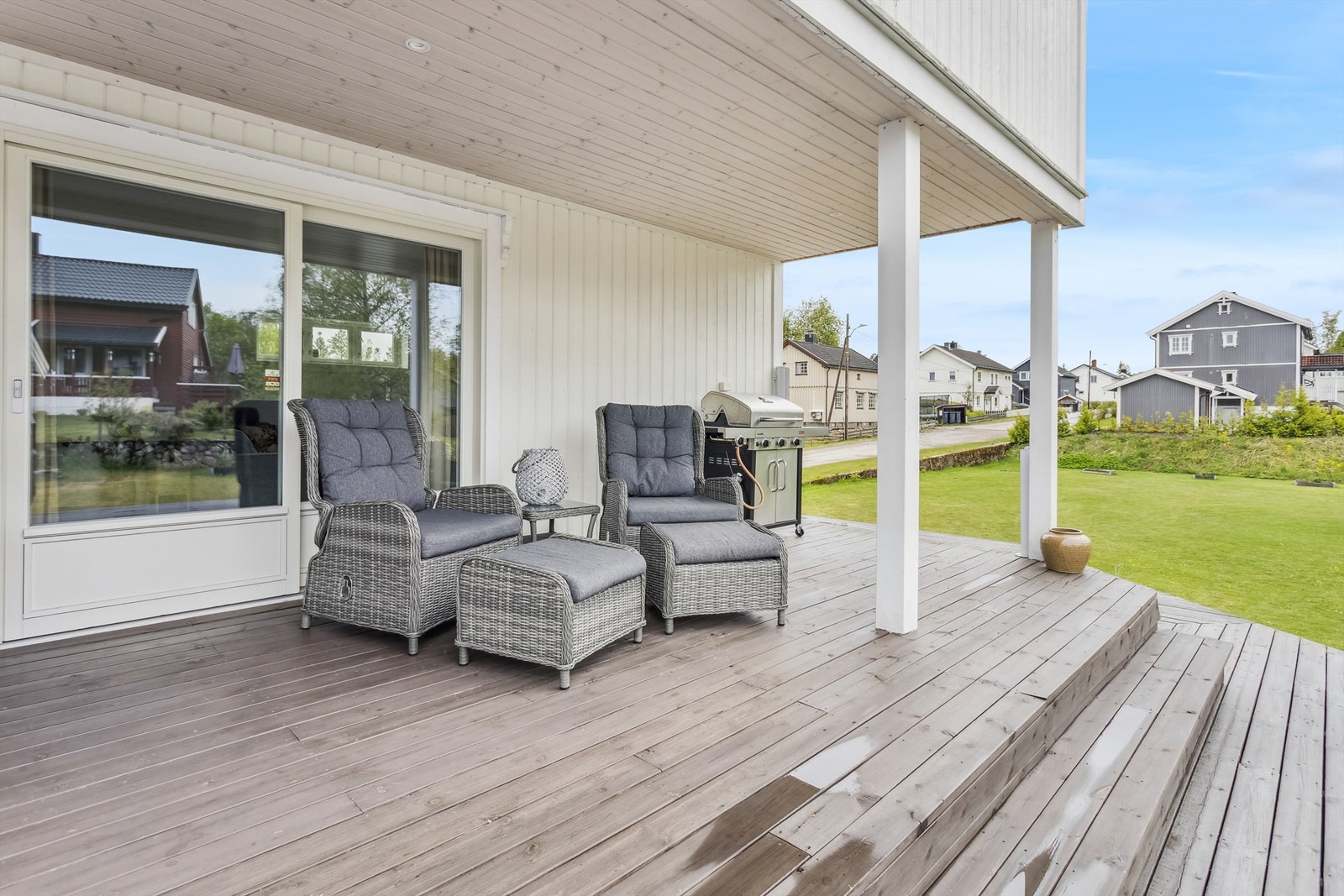 Utgang til terrasse fra stue og kjøkken Galleribilde