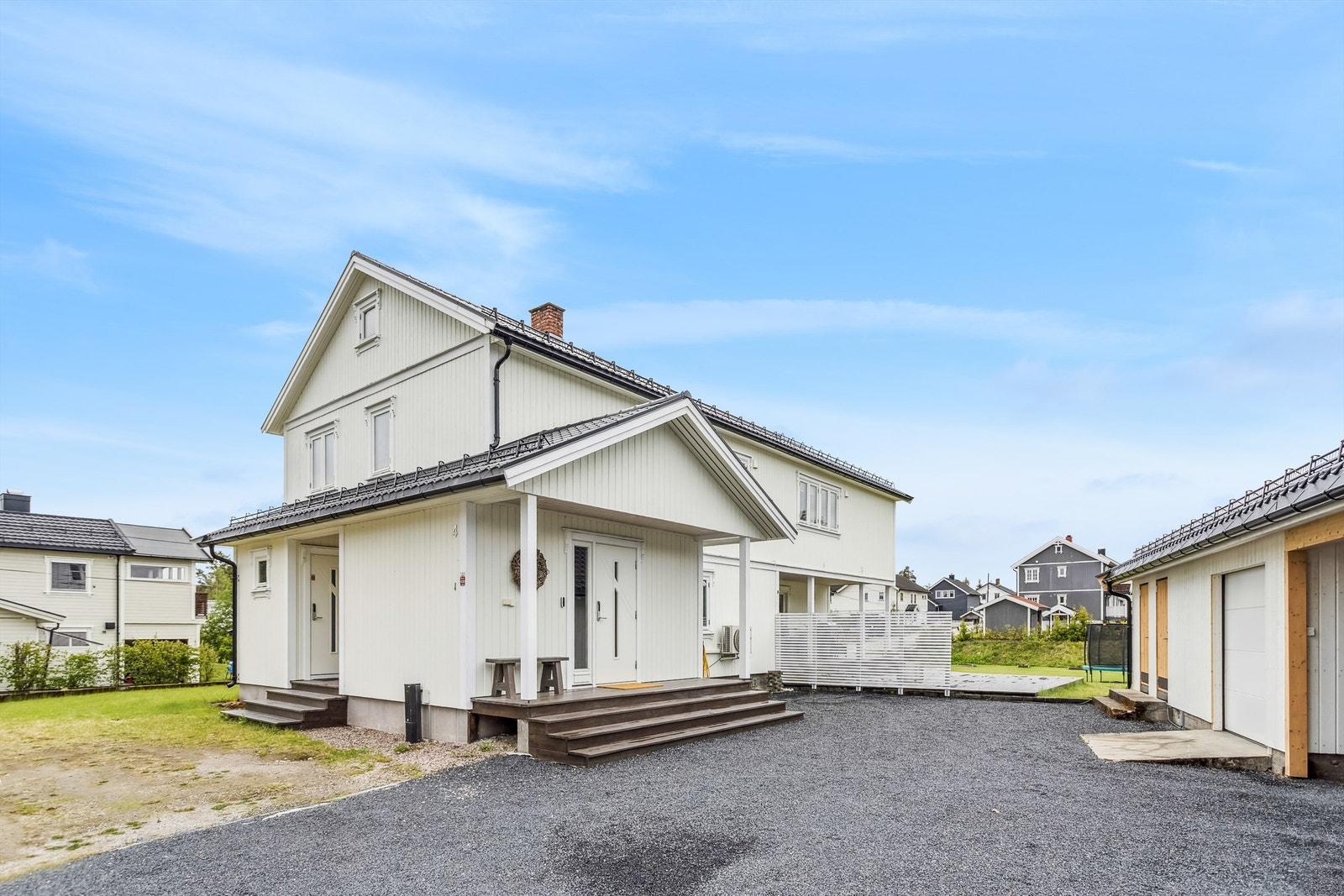 Innholdsrik enebolig over to plan, samt carport med 2 elbil-ladere. Galleribilde