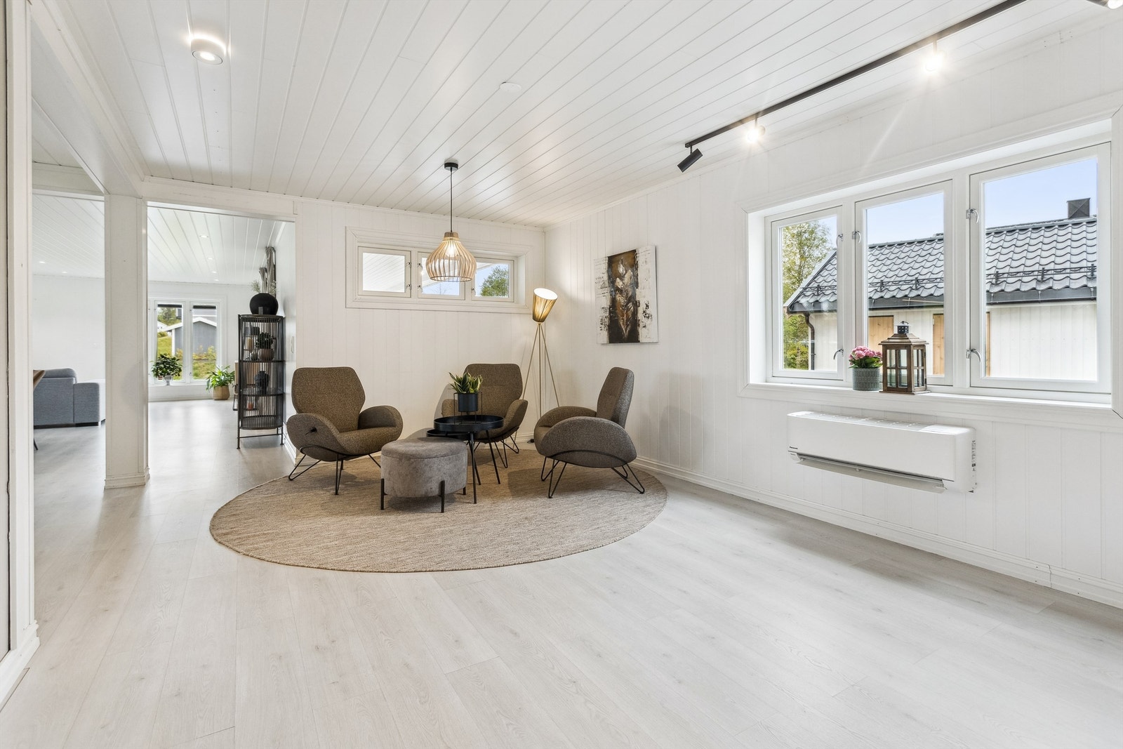 Det er både varmepumpe og vedovn i stuen for jevn og god varme, samt varmekabler i ny stuedel. Galleribilde