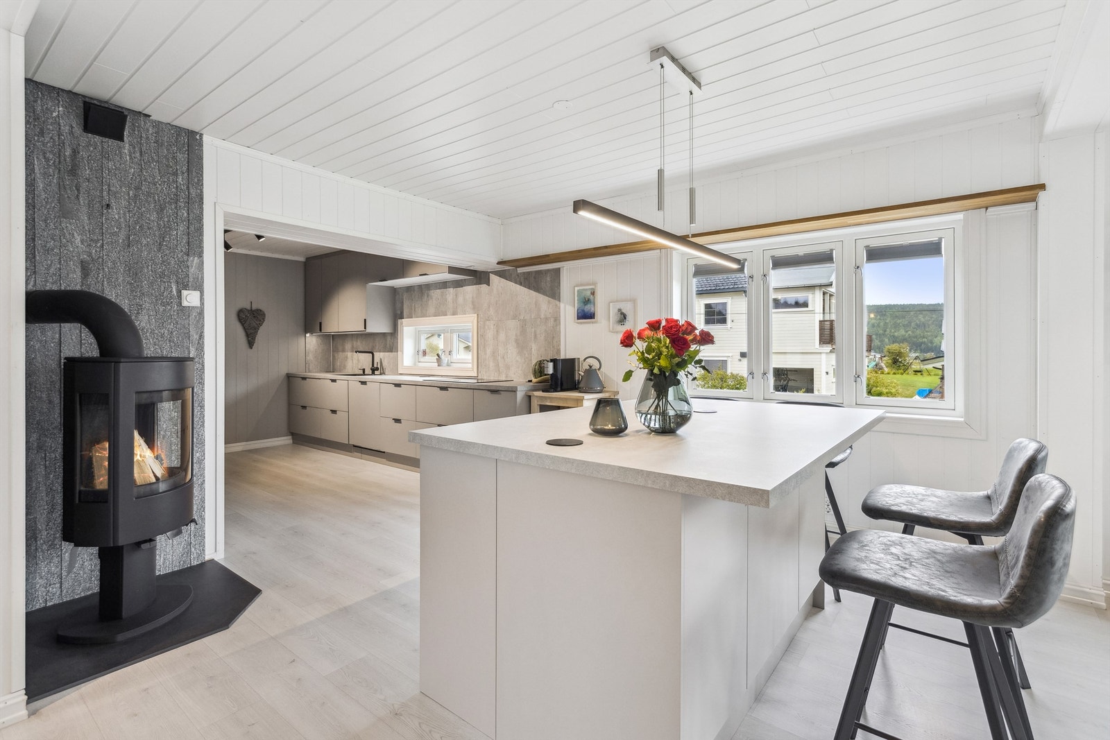 Kjøkkenet er fra 2022 og har innredning med glatte fronter og benkeplater i laminat. Oppvaskkum i kompositt Galleribilde