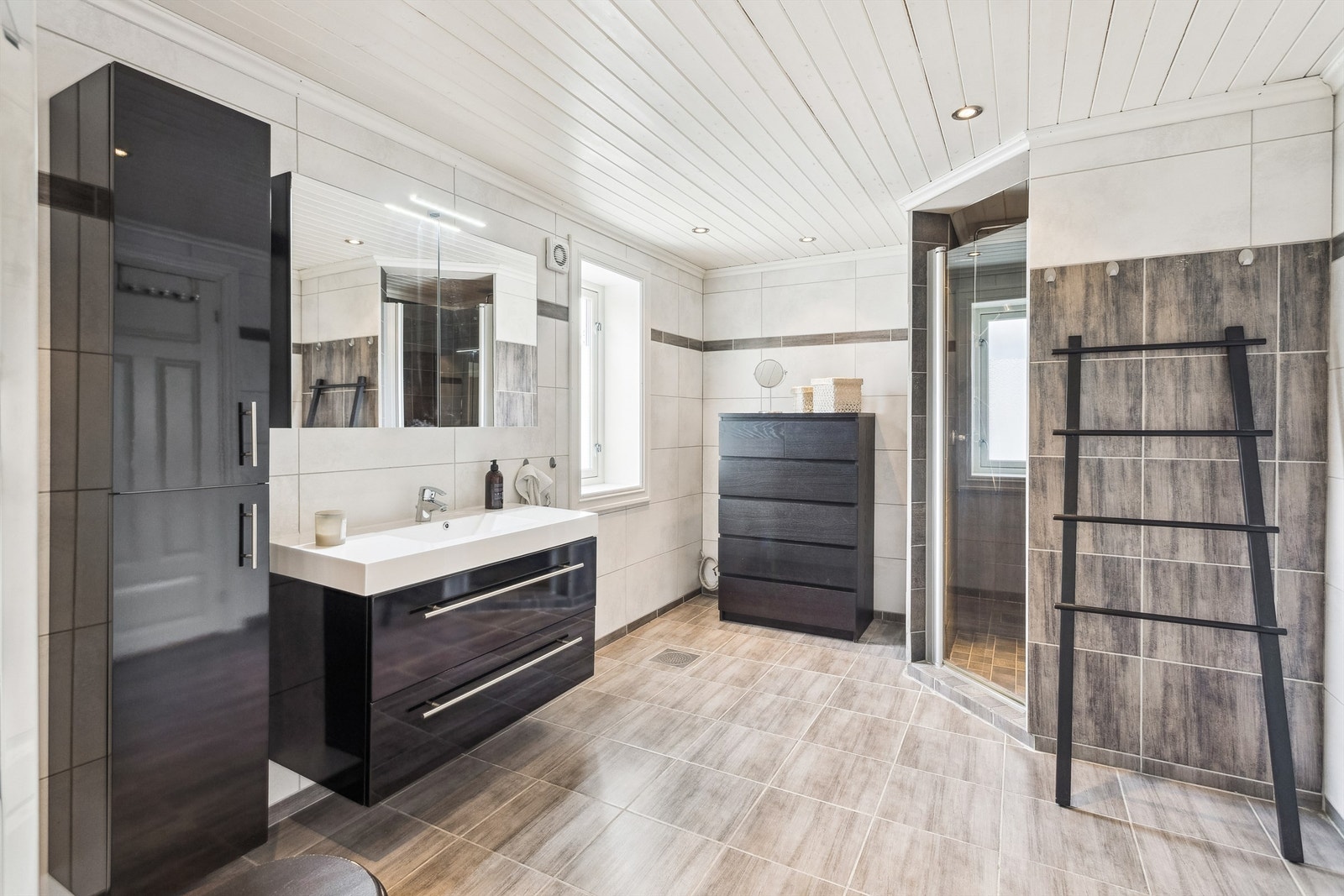 Bad i 2. etasje med fliser på gulv og vegger. Det er elektrisk gulvvarme. Badet har adkomst fra gang og soverom Galleribilde