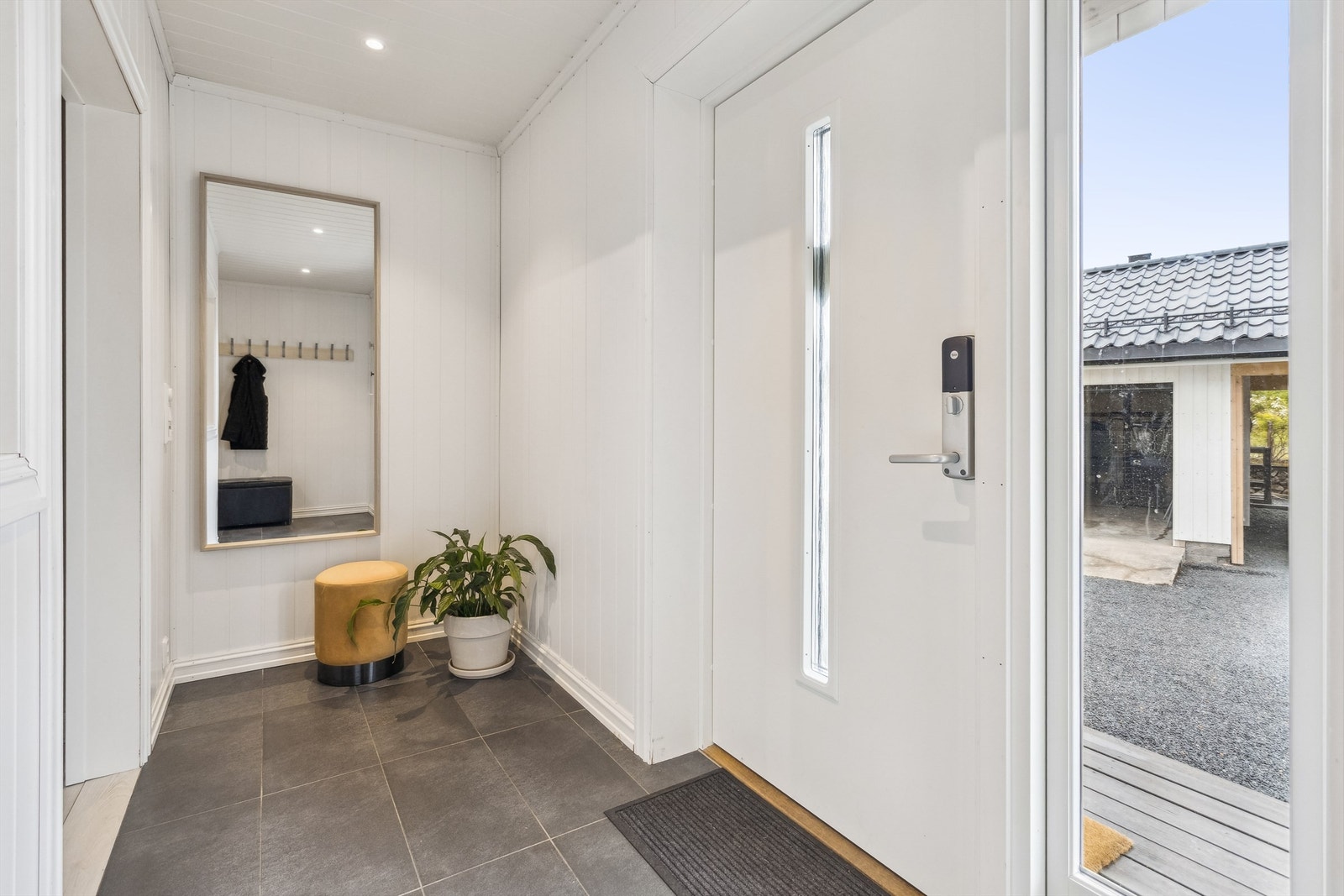 Entré med plass til å henge fra seg yttertøyet Galleribilde