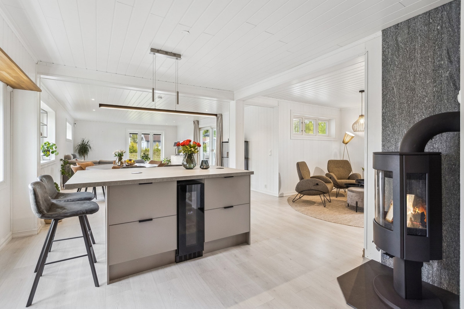 Praktisk kjøkkenøy med fin liten frokostplass Galleribilde