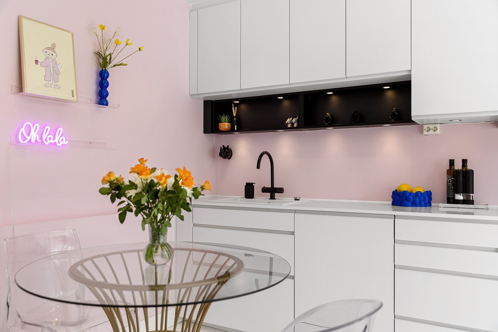 Lekker kjøkken med hvite glatte fronter. Kjøkkenet er fra 2017. Galleribilde