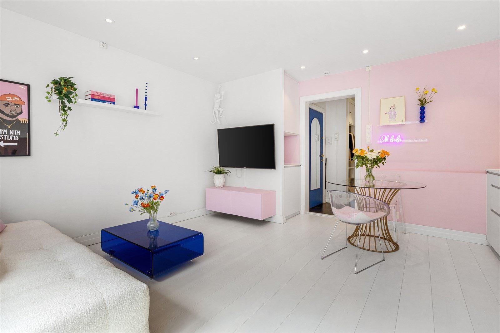 Det er god plass til et spisebord i stuen. Galleribilde