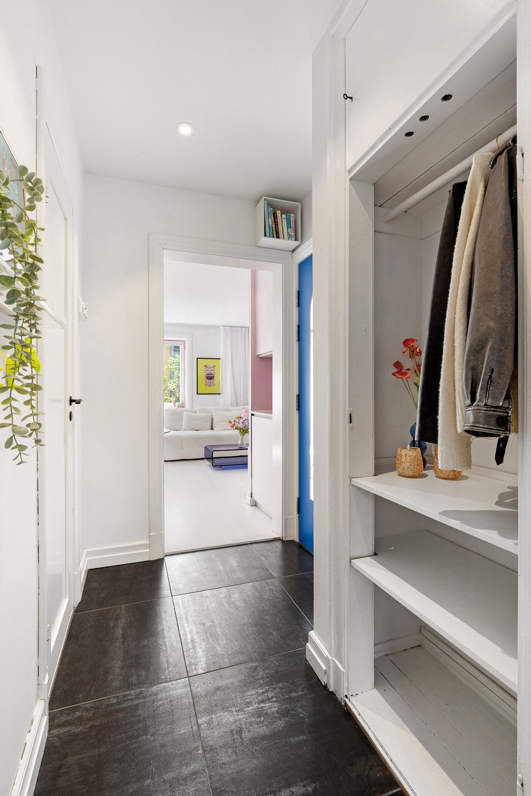 Det er gulvvarme i entréen, samt godt med skapplass. Galleribilde