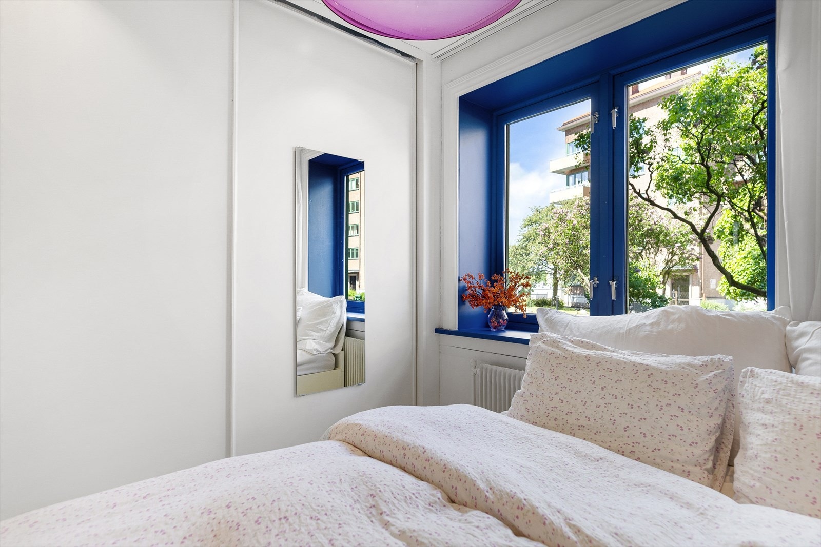 Det er en stor plassbygd skyvedørsgarderobe. Her vil du få plass til alle klærne dine. Galleribilde