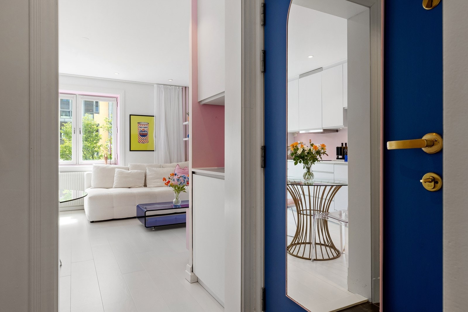 Leiligheten har et pent inngangsparti. Her føler du deg hjemme med en gnag du kommer inn døren! Galleribilde