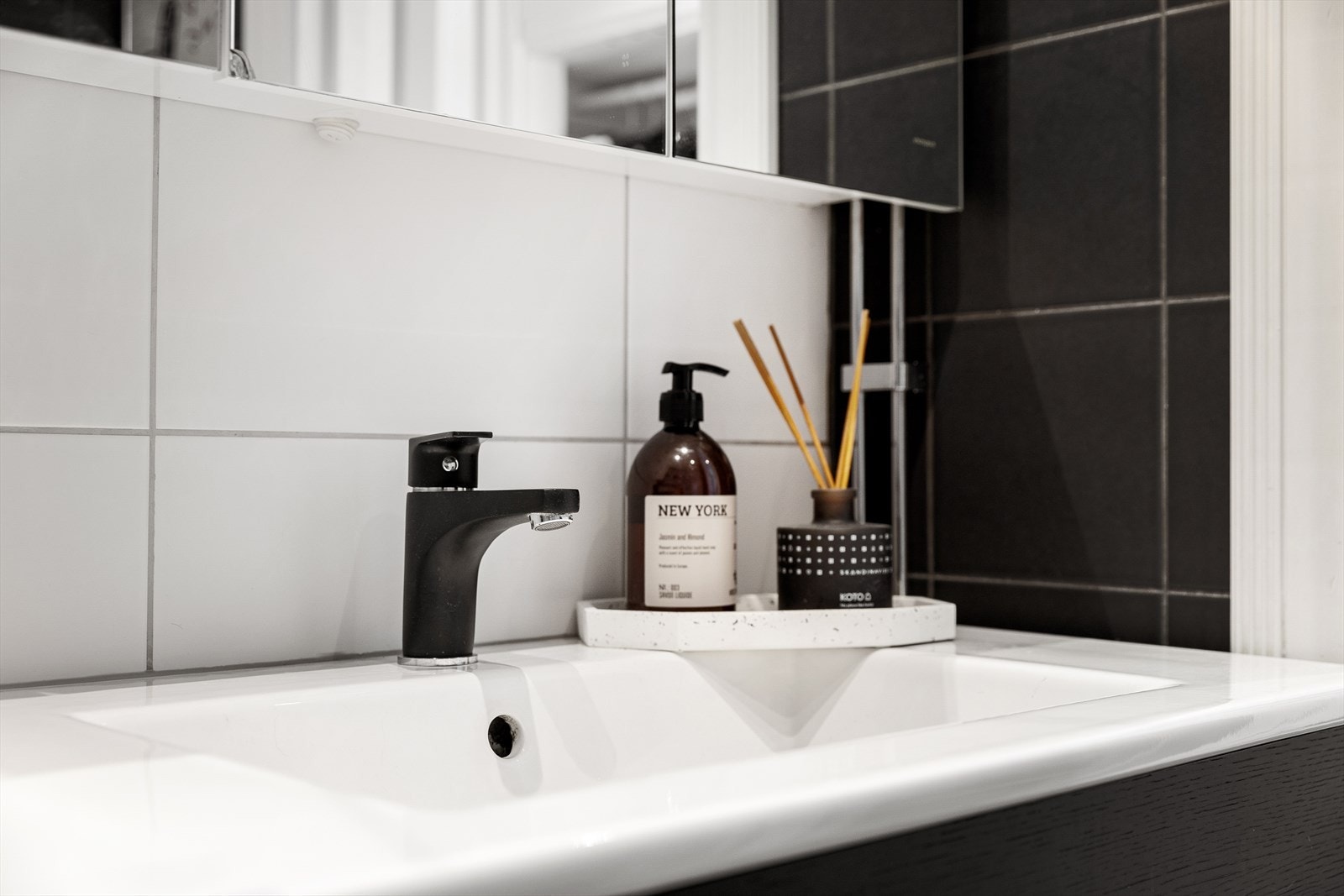 Det er gulvvarme og opplegg for vaskemaskin på badet. Galleribilde