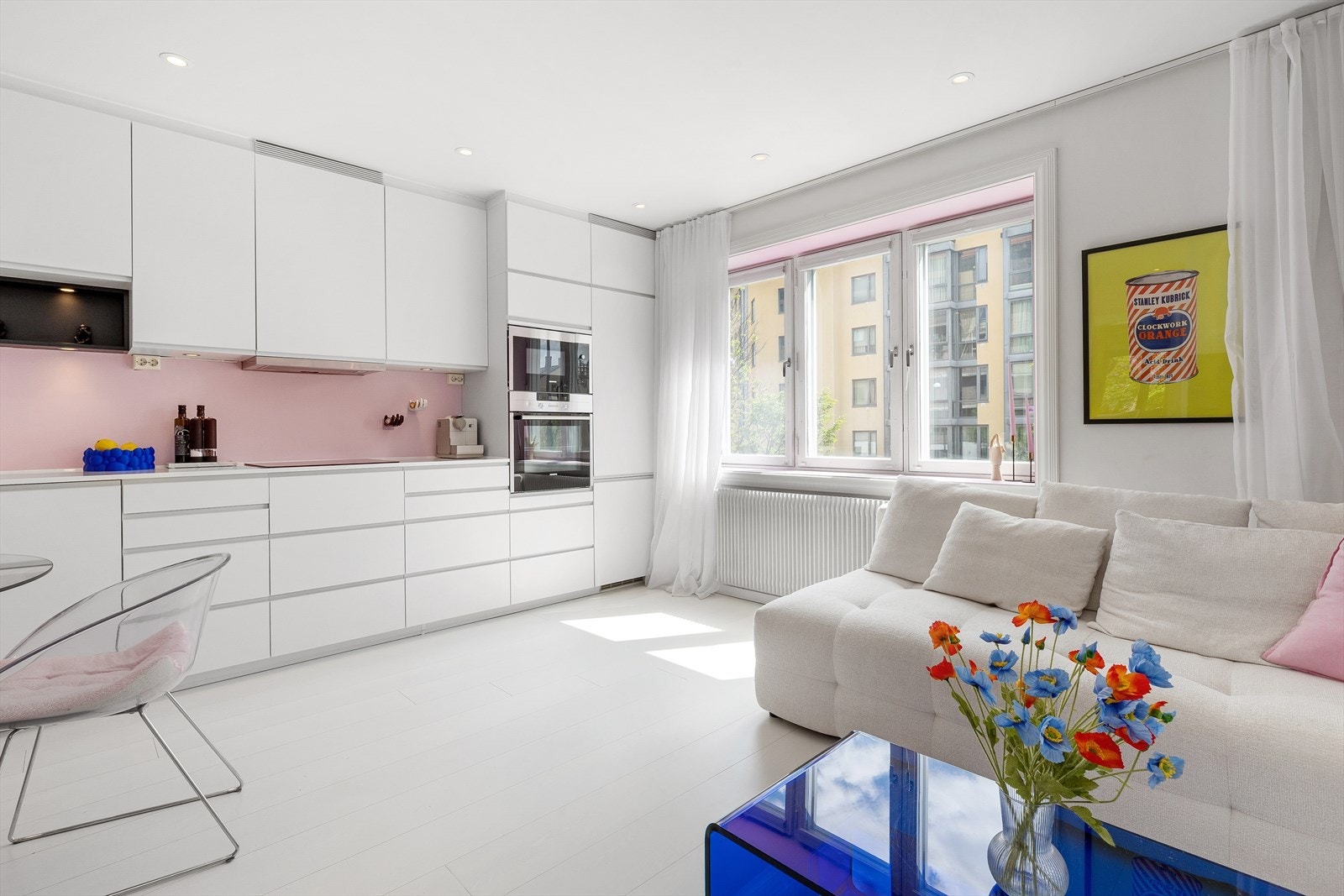 Leiligheten har en god planløsning med en åpen stue og kjøkkenløsning. Galleribilde