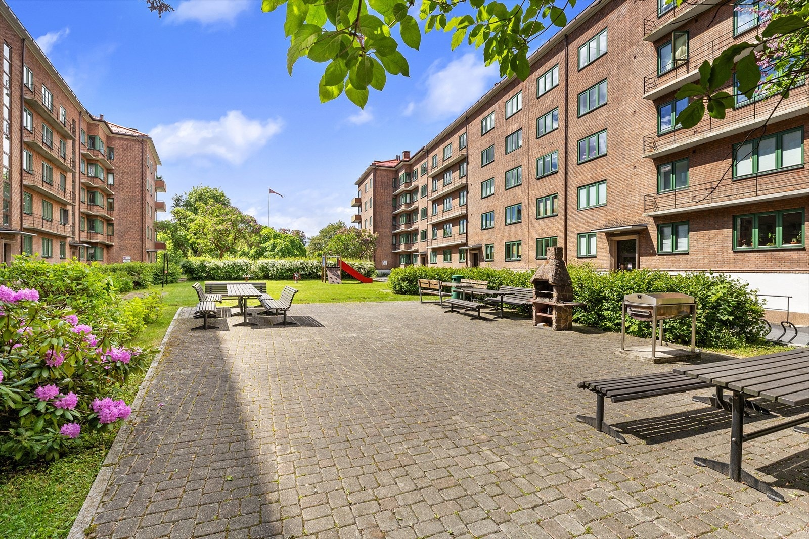 Borettslaget har en pent opparbeidet bakgård med flere sitteplasser og lekeplasser. Galleribilde