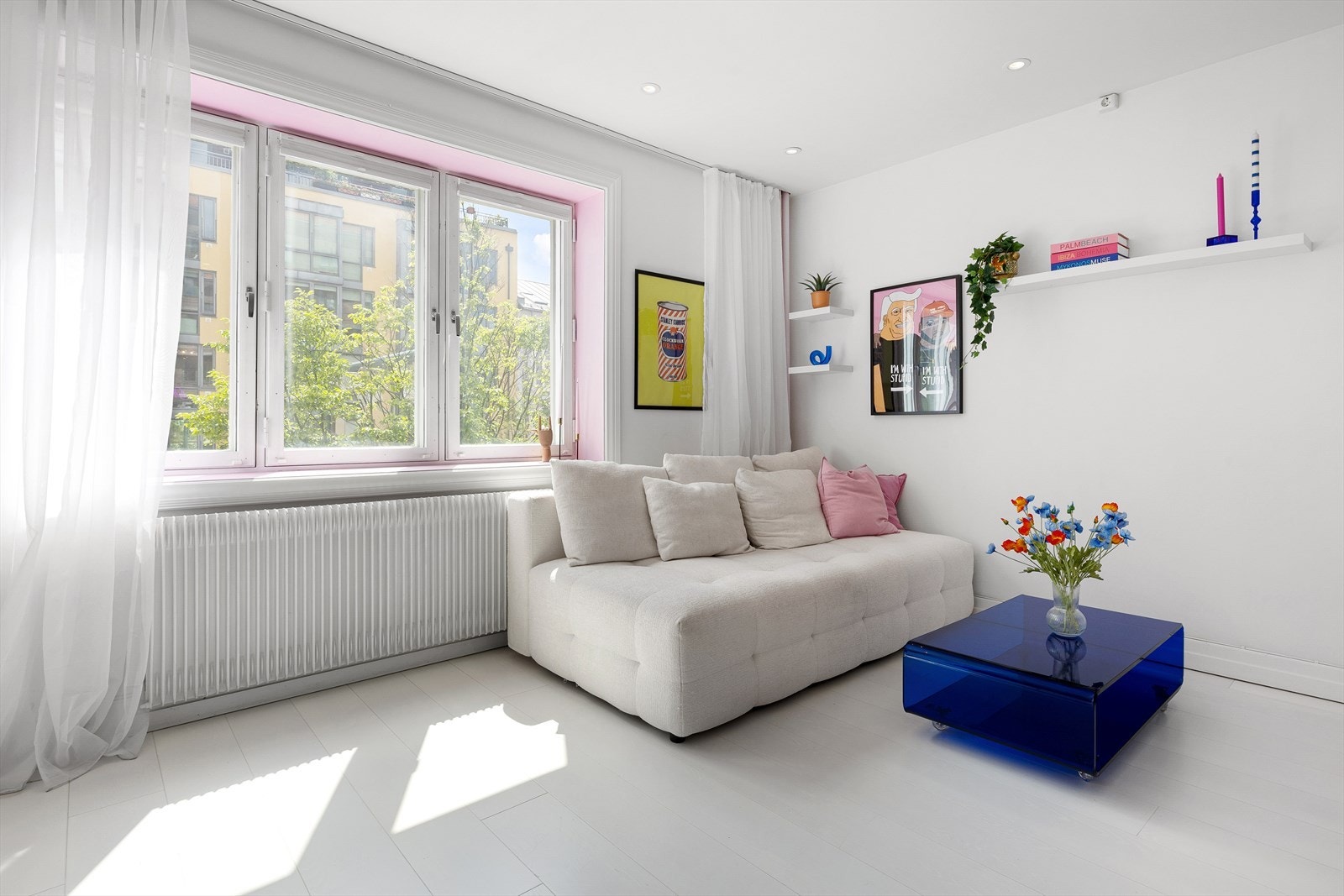 I stuen er det god plass til en stor sofa og tilhørende møblement. Galleribilde