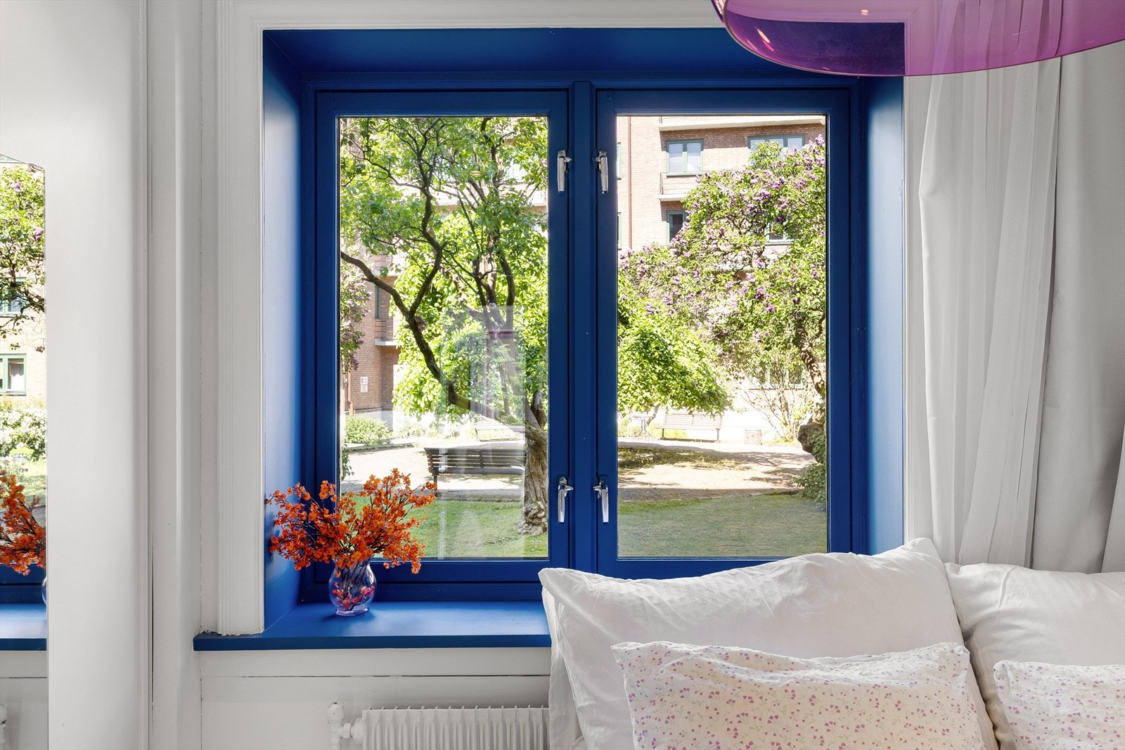 Soverommet vender ut mot rolig bakgård. Galleribilde