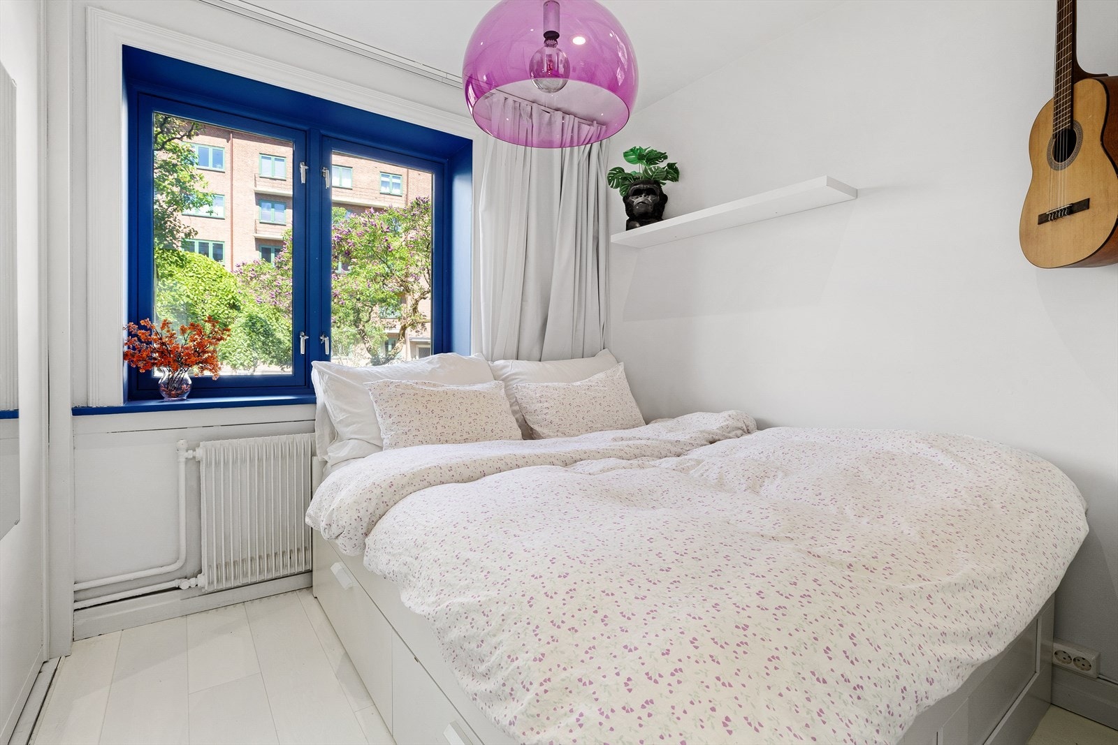 Leiligheten har et stort soverom med god plass til dobbeltseng og tilhørende møblement. Galleribilde