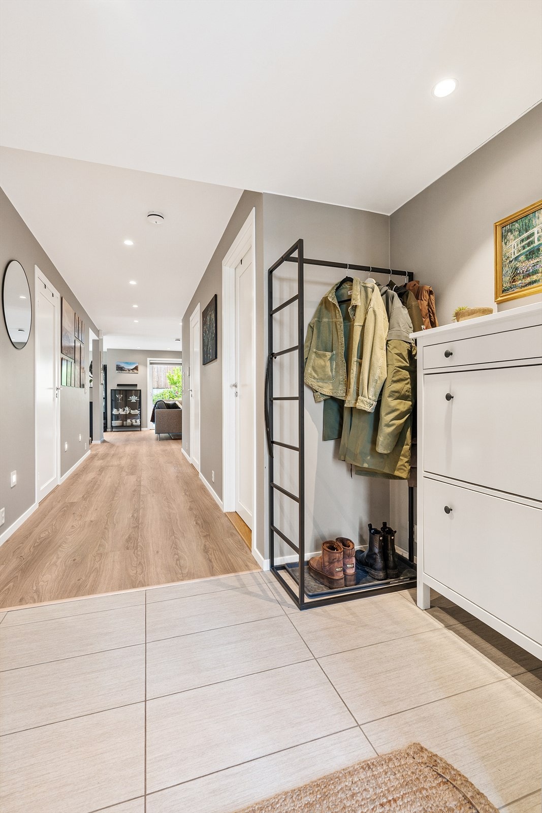 Her er det god plass til skyvedørsgarderobe for dem som måtte ønske det Galleribilde