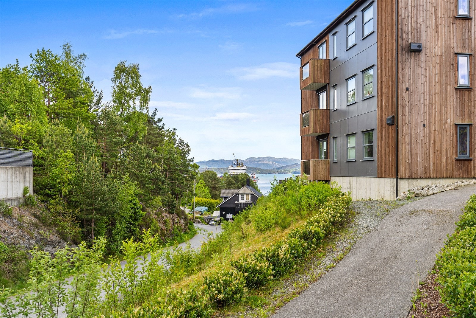 Sjøgløtt fra leiligheten Galleribilde