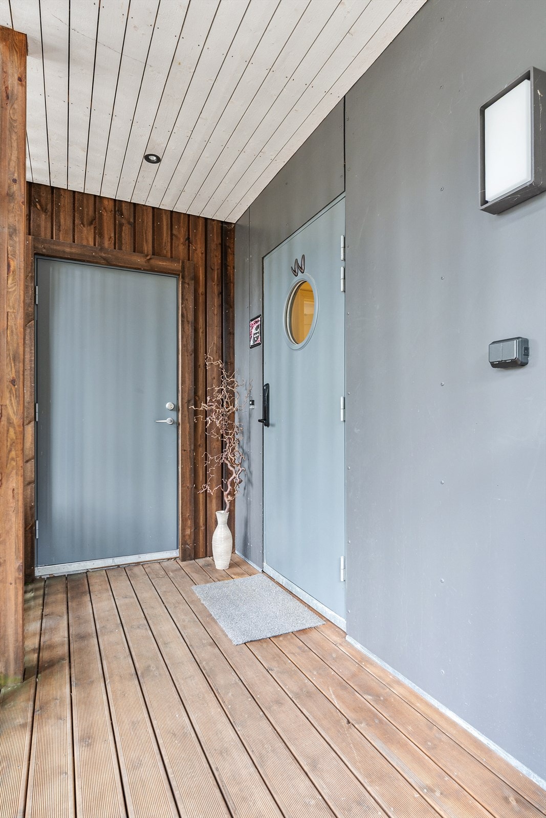 Overbygd inngangsparti med utvendig bod nr 2 (teknisk bod) Galleribilde