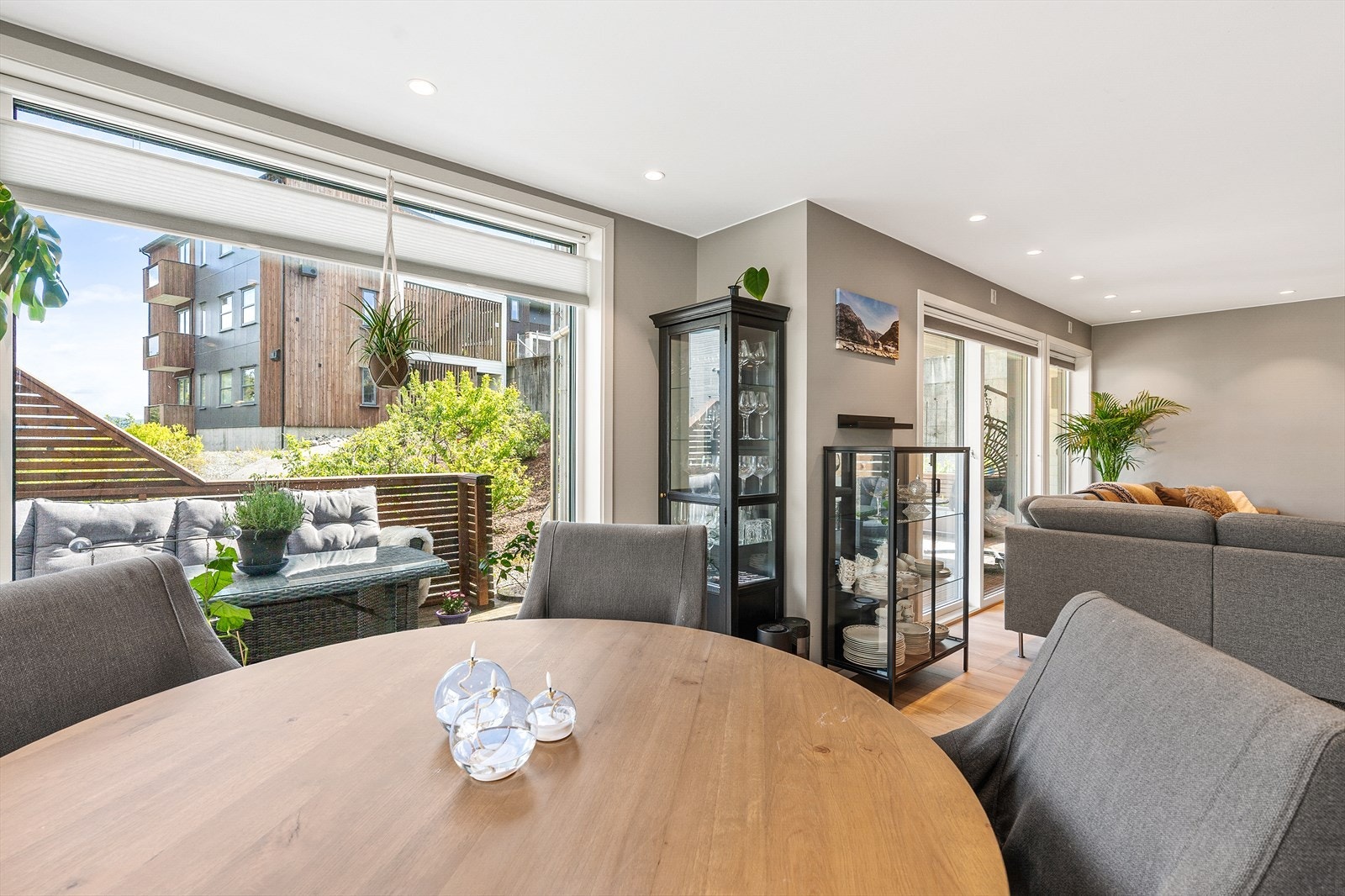 Leiligheten har utpreget bruk av downlights Galleribilde