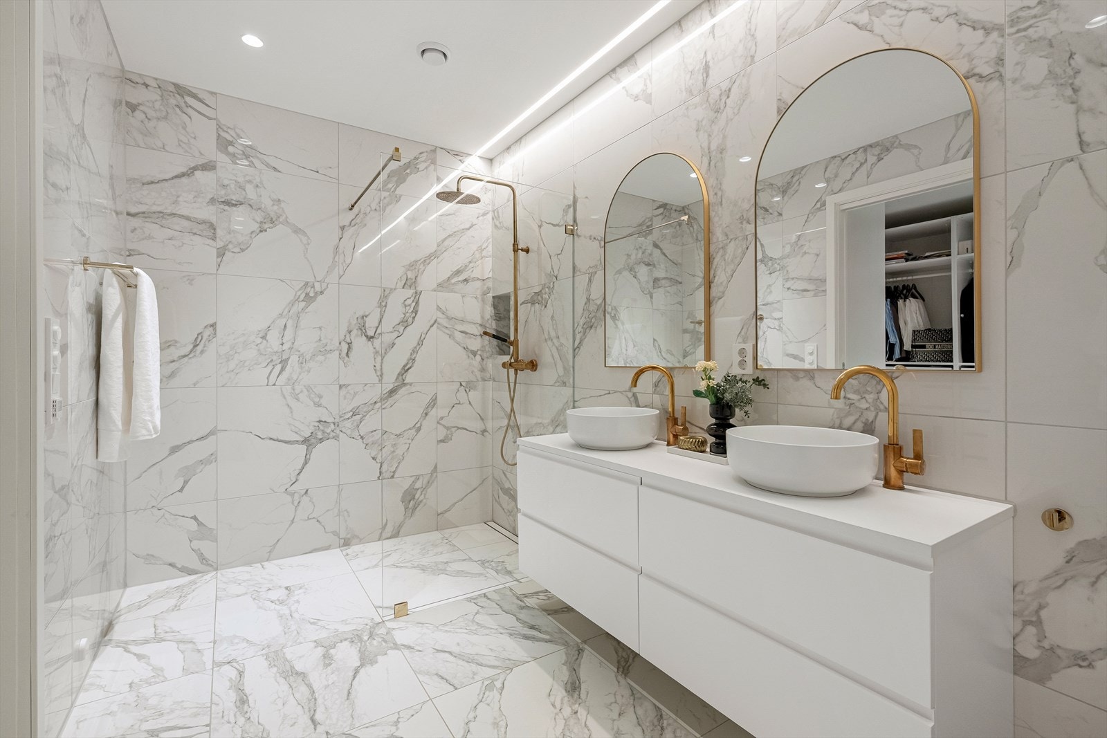 Elegant og påkostet bad med innfelte downlights, fliselagte overflater og varmekabler i gulv. Galleribilde