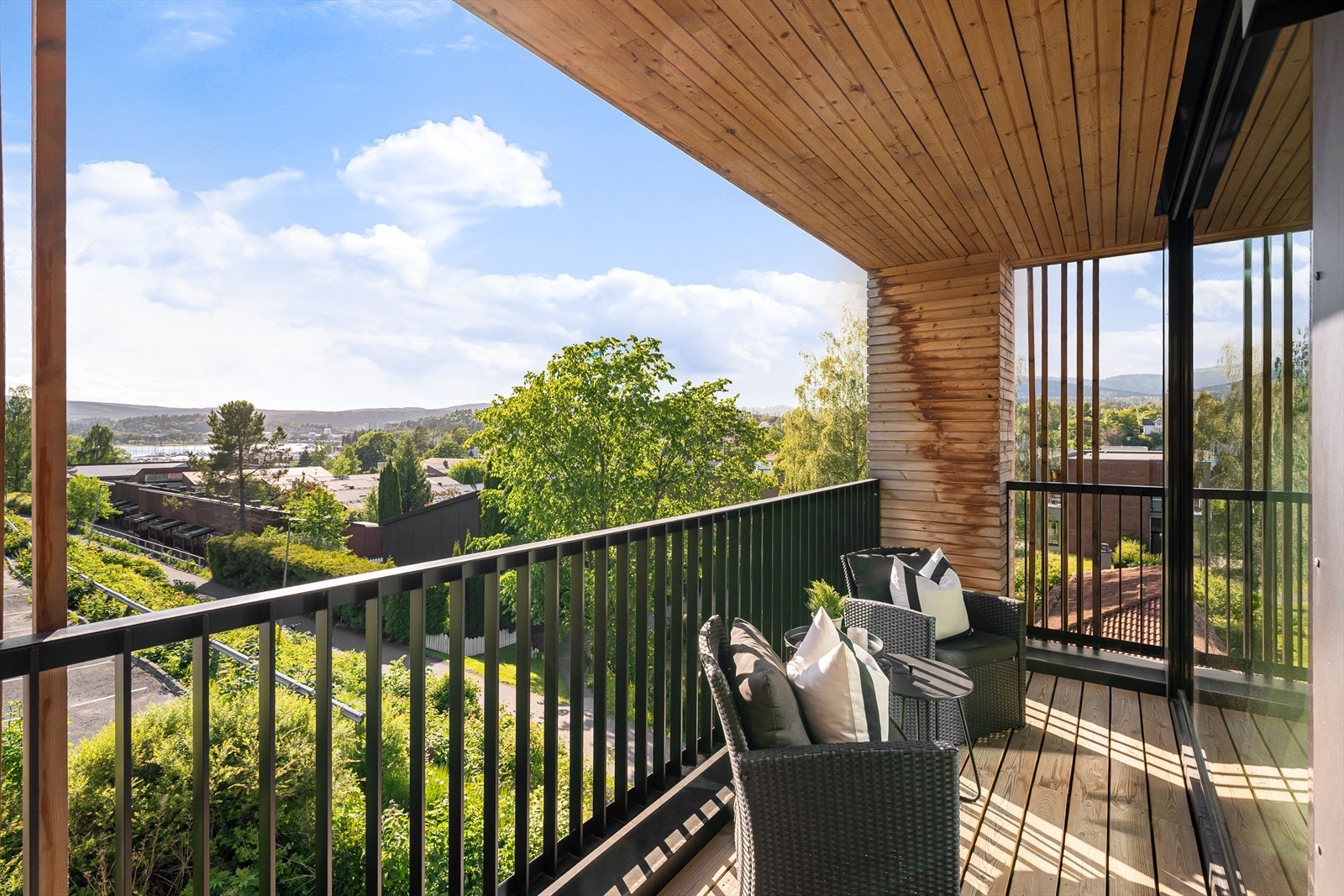 Med direkte adkomst fra hovedsoverommet har du en romslig balkong. Galleribilde