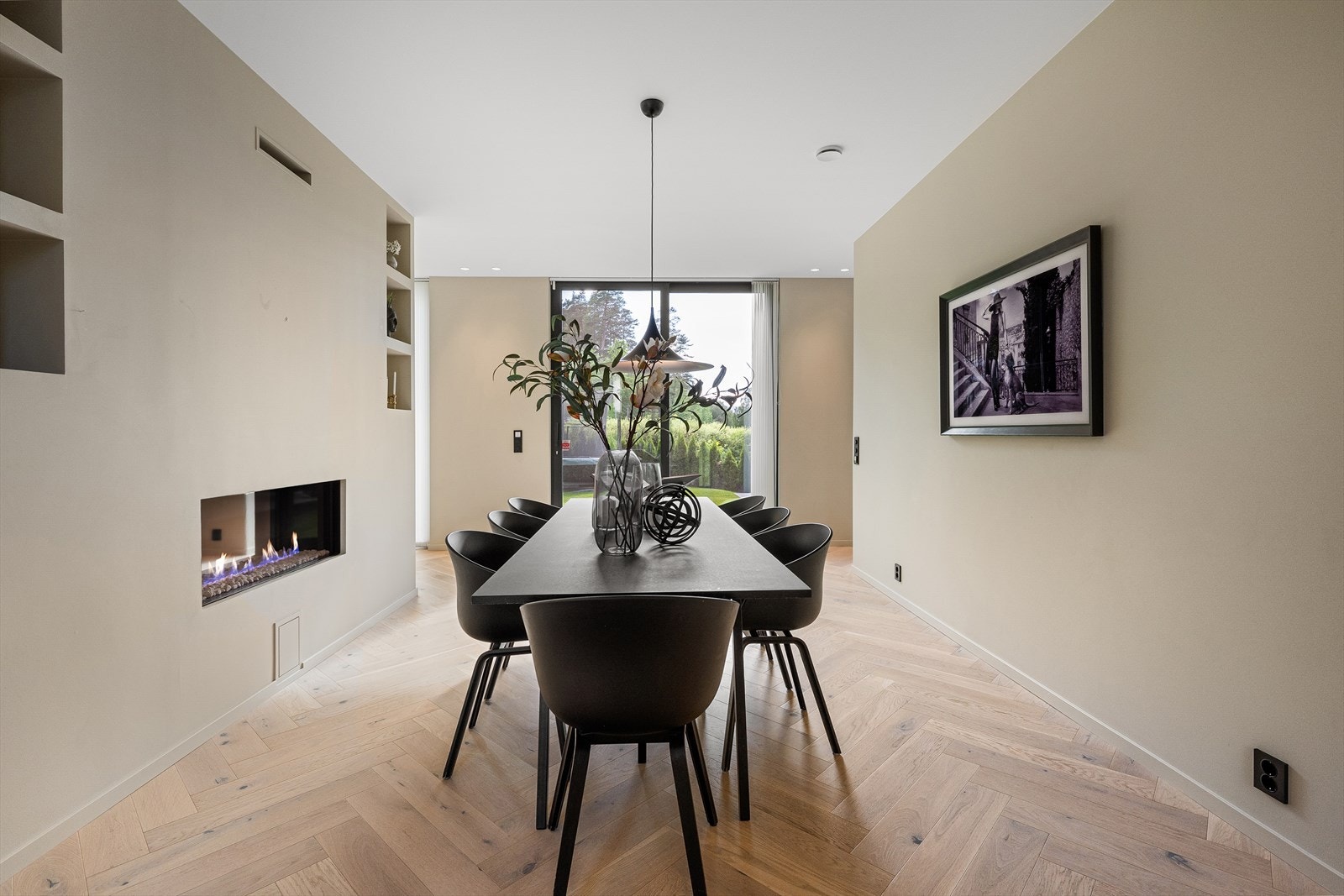 Spisestuen har flott utsyn mot den skjermede hagen Galleribilde