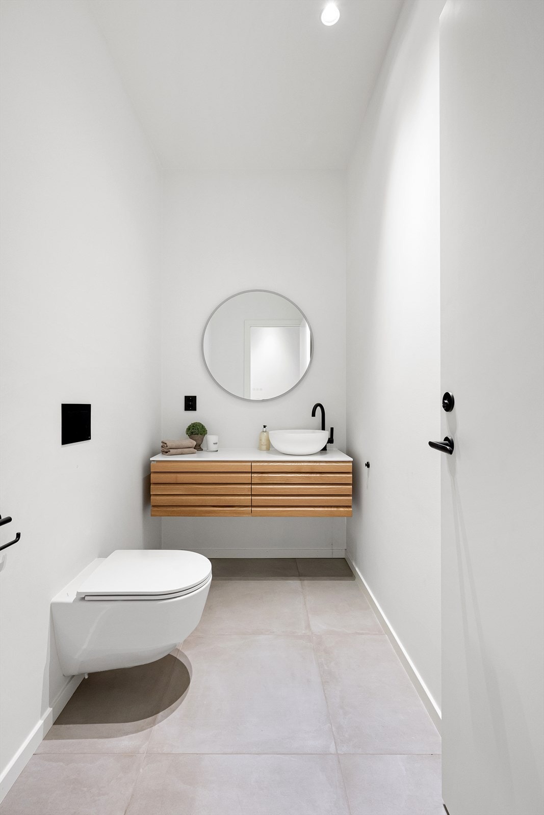 Pent innredet gjestetoalett plassert like i nærheten av stue/spisestue Galleribilde