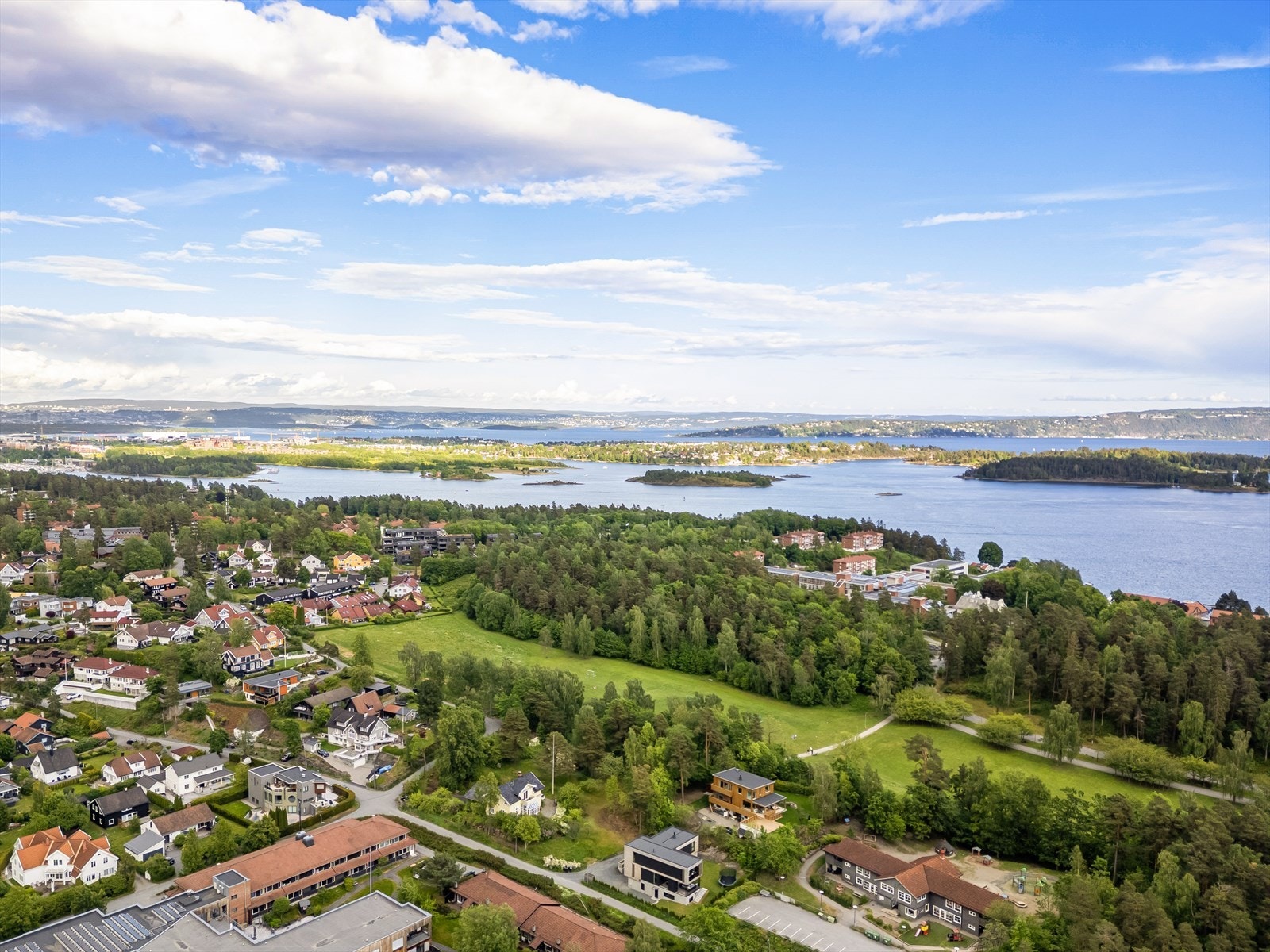 Beliggende på idylliske Nedre Høvik, like ved Oslofjorden. Galleribilde