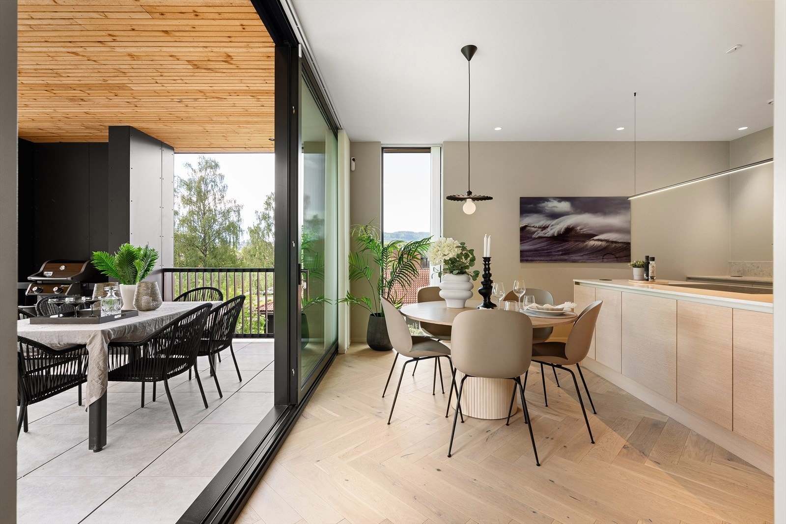 Boligen ble ferdigstilt i 2022 og holder en generelt høy standard, hvor det er lagt stor vekt på kvalitet når det gjelder materialvalg, tekniske løsninger og håndverksmessig utførelse. Galleribilde