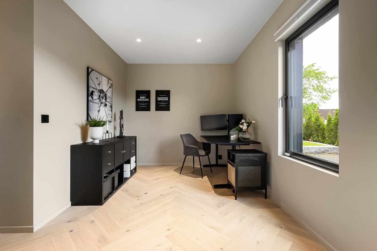 "Hybel 2" benyttes i dag som kontor. Det er ikke montert kjøkken men opplegg i vegg. Galleribilde