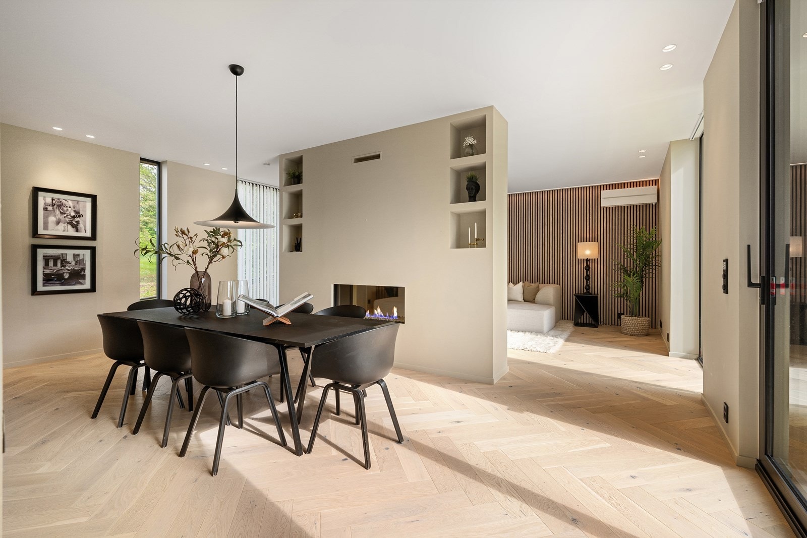 Like ved kjøkkenet her du den romslige spisestuen Galleribilde