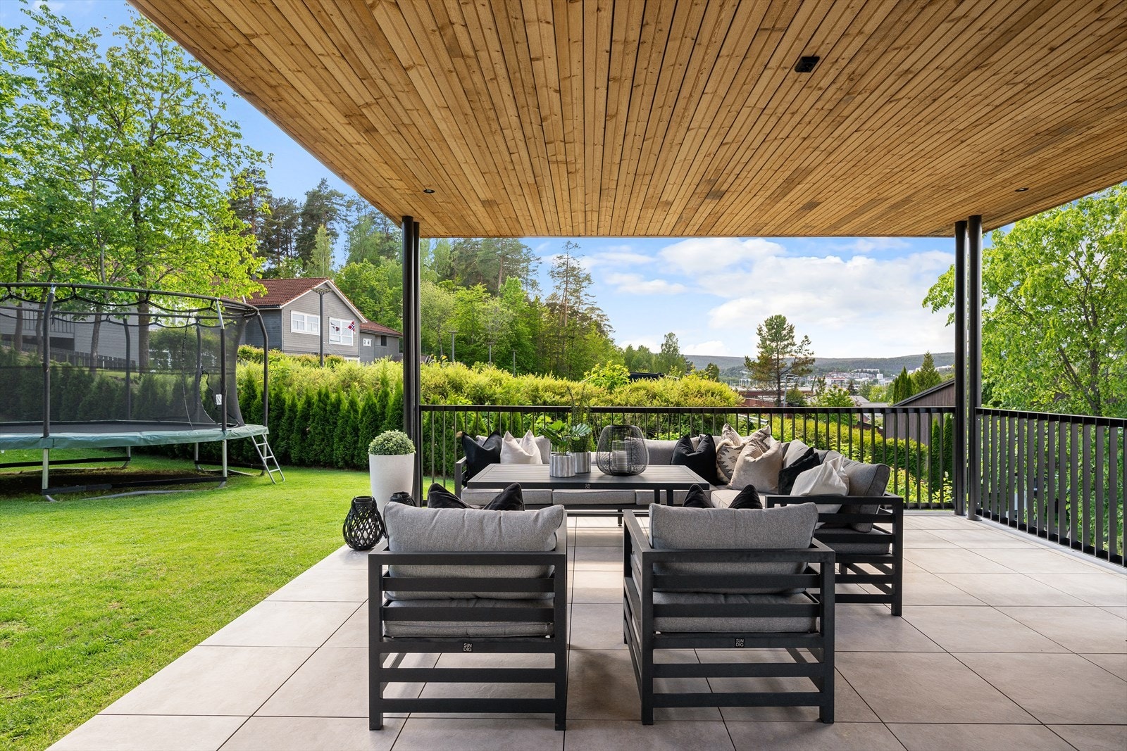 På terrassen og hagen er det god plass til grill, spisebord, loungemøbler, solsenger e.l. Galleribilde