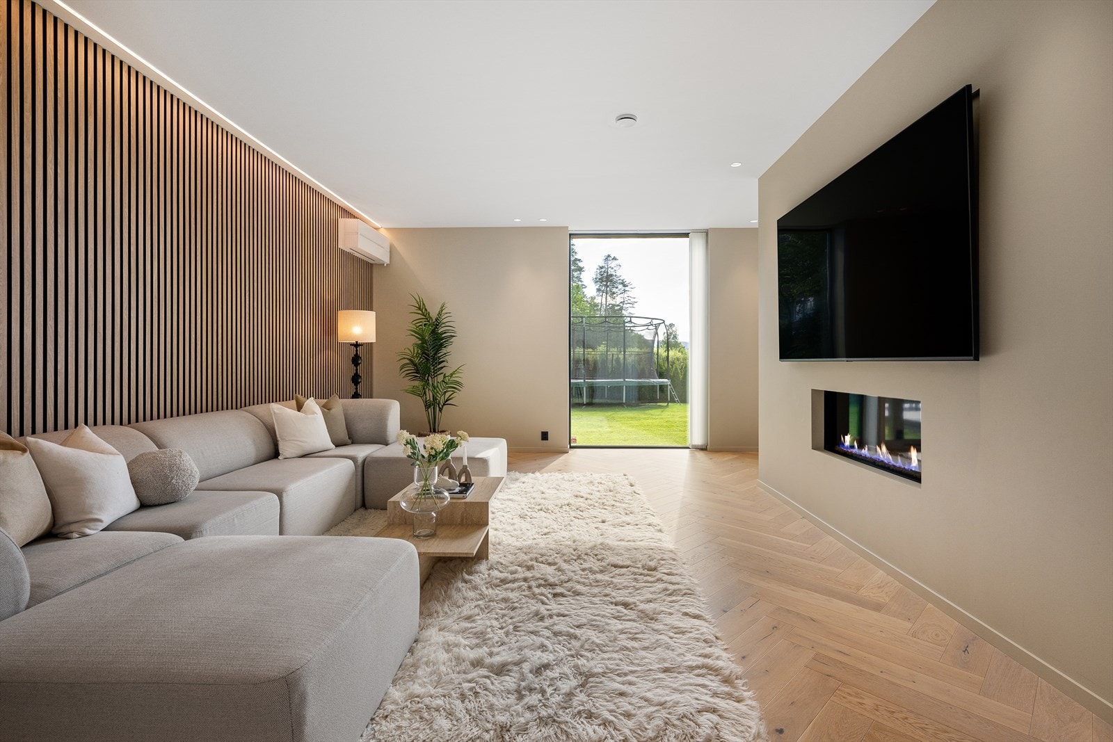 Romslig stue med god plass til å samle hele familien Galleribilde