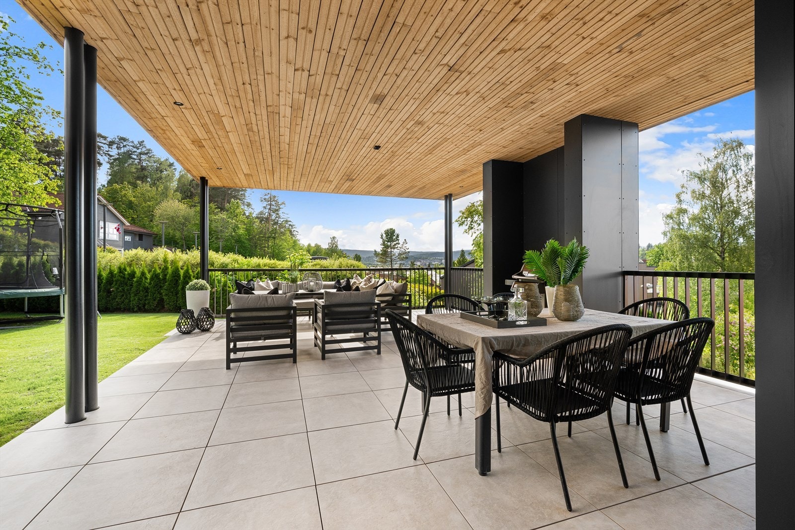 Overbygget terrasse m/adkomst til hage - Det er direkte adkomst fra kjøkkenet og du har gode solforhold med sen kveldssol Galleribilde