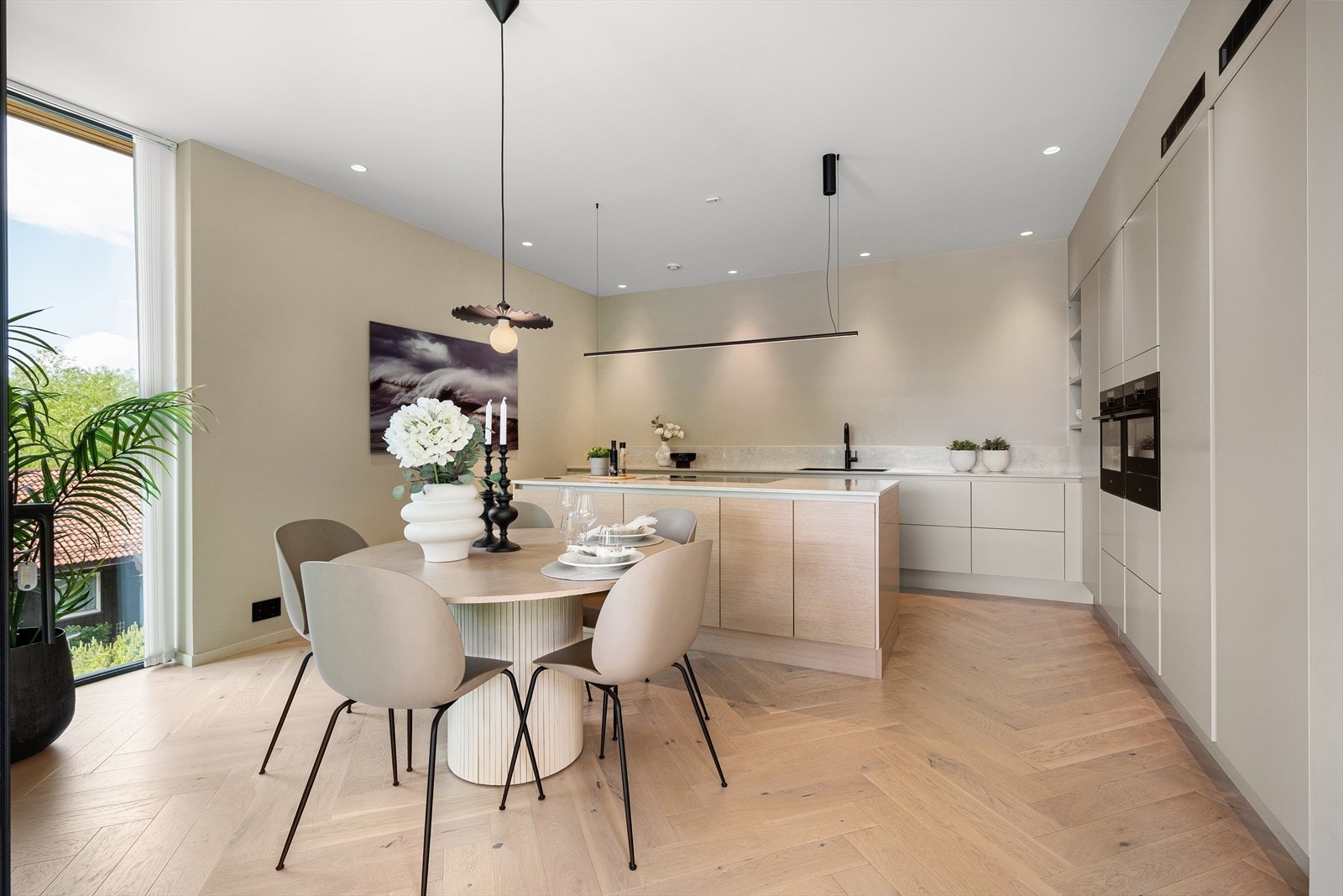 Kjøkkenet er designet og innredet med tanke på funksjonalitet, og har rikelig med skap- skuffer - og benkeplass. Galleribilde