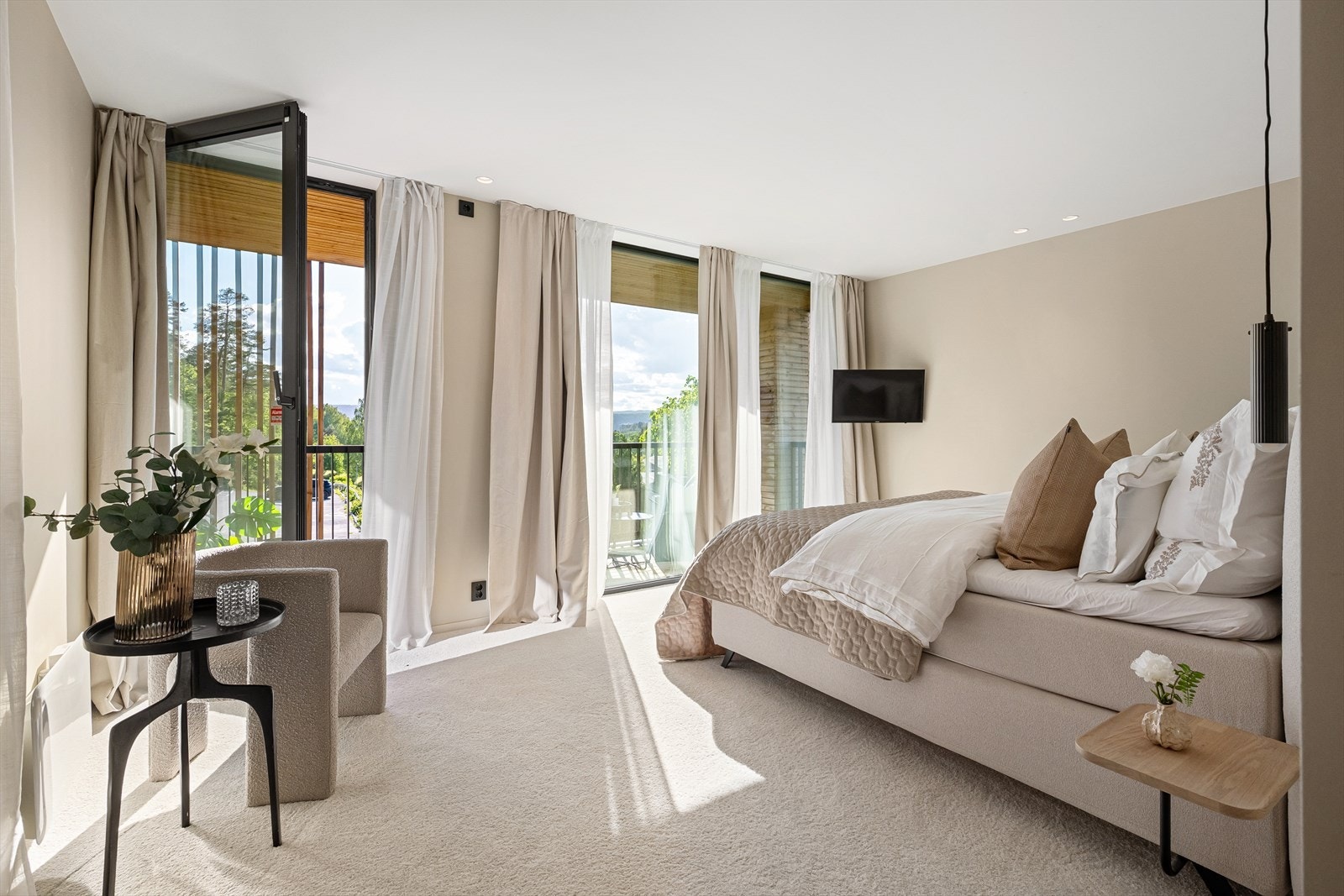 Boligen har en fantastisk mastersuite m/terrasse, walk-in & eget bad Galleribilde